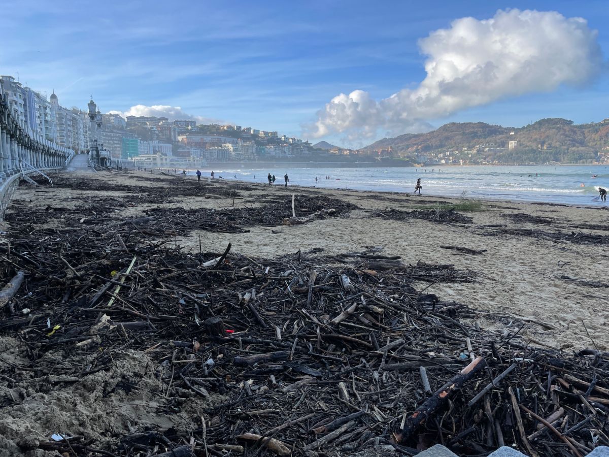 Suciedad tras el temporal en la playa de La Concha