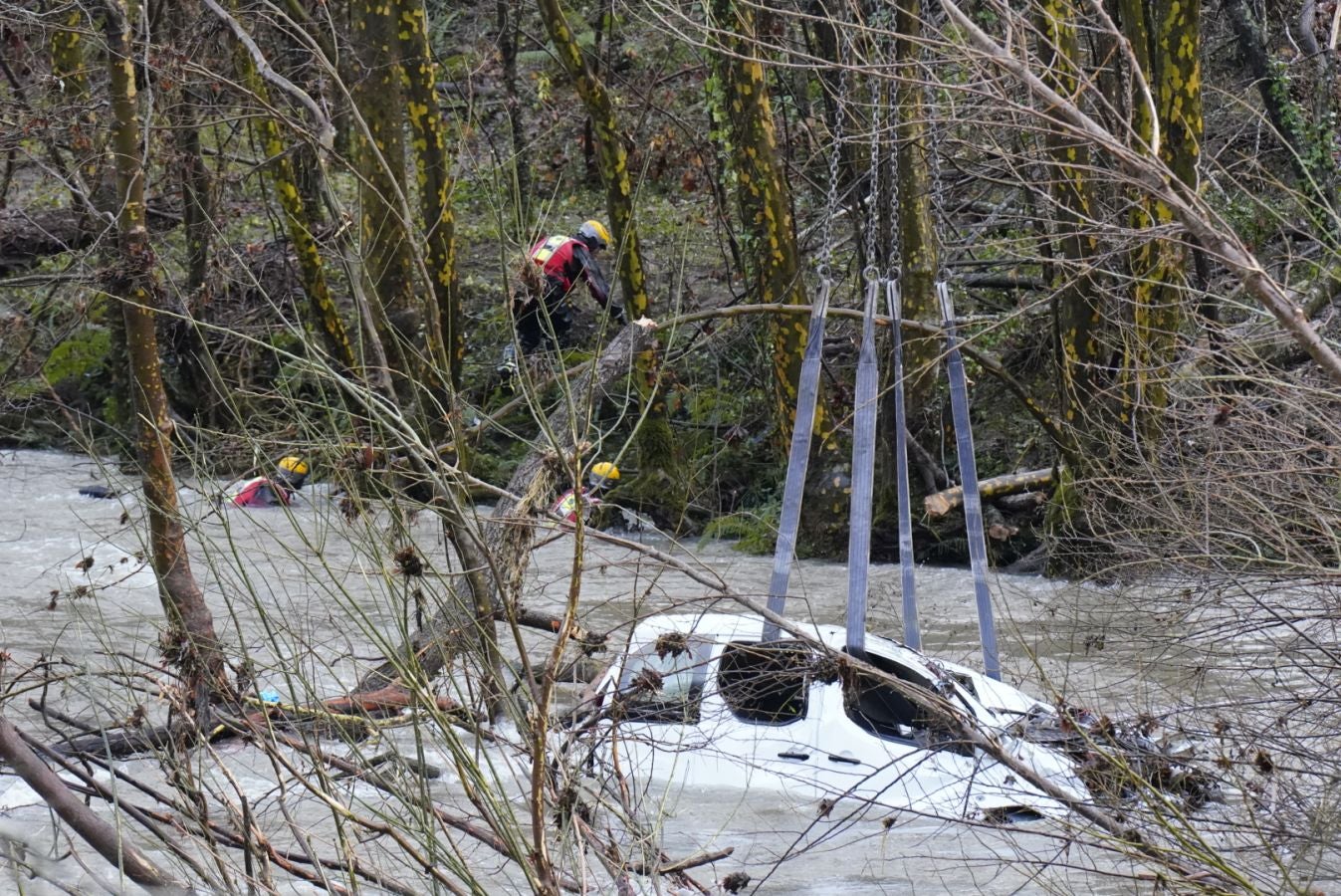 Fotos: Rescatan del río Bidasoa en Lesaka el cuerpo del vecino de Elizondo