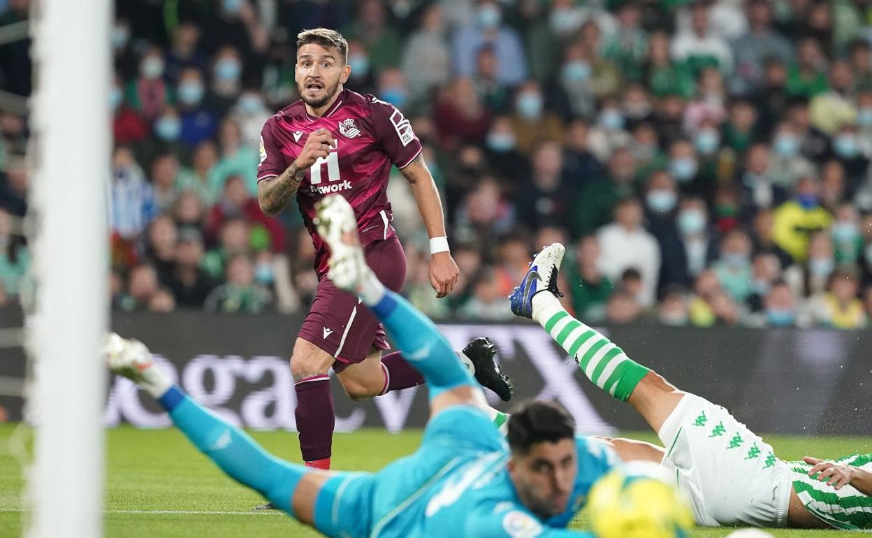 Portu sigue con la mirad aun balón que termina marchándose por centímetros de la portería verdiblanca.