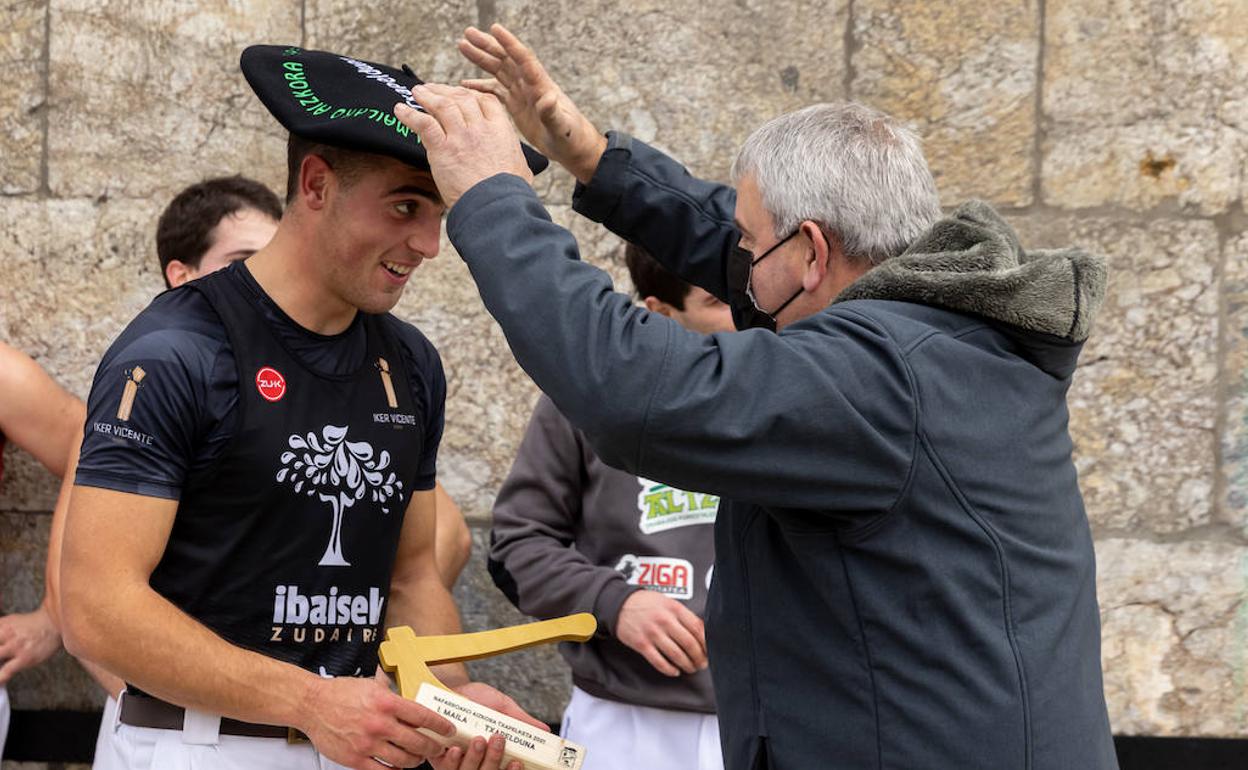 Iker Vicente recibe la txapela de campeón de manos de Donato Larretxea en Beintza-Labaien. 
