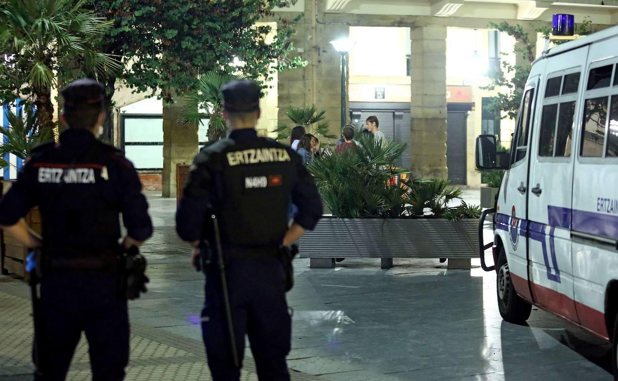 Imagen de archivo de dos agentes de la Ertzaintza.