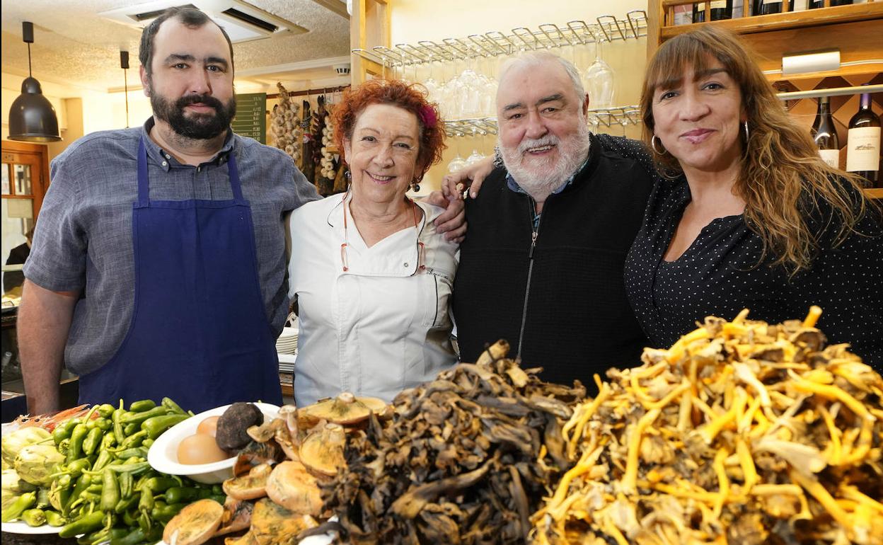 La familia Martínez Ortuzar, dos generaciones al frente de Ganbara Jatetxea.