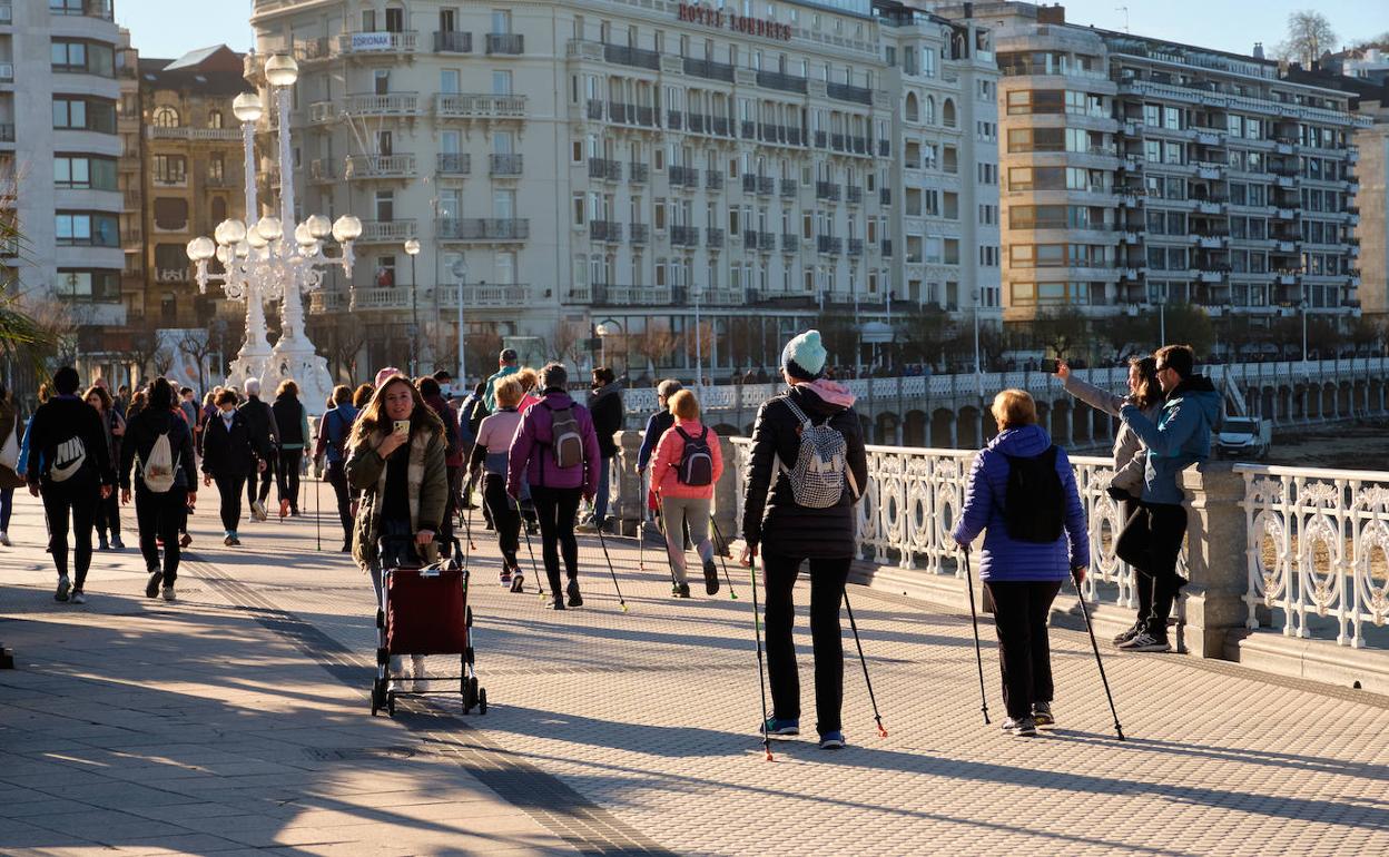 Gente paseando por La Concha.