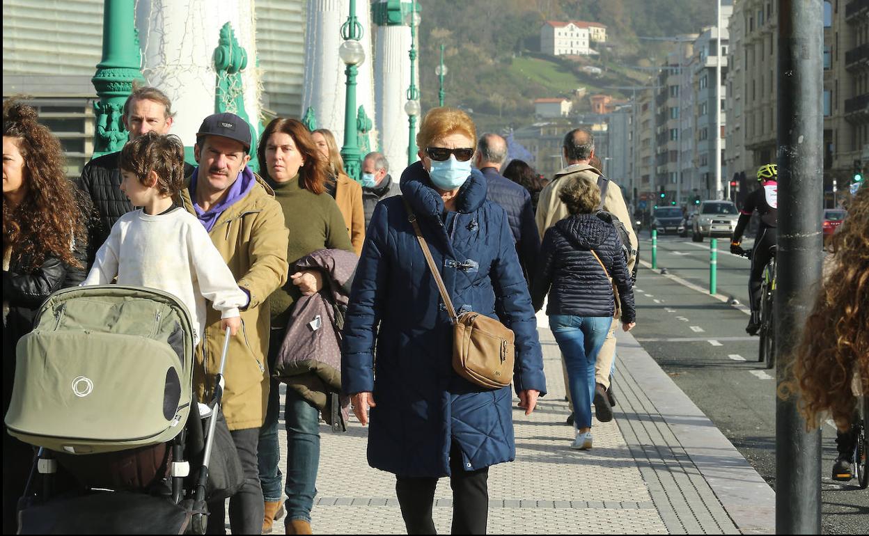 Algunos ciudadanos optan por protegerse con mascarilla en la calle.