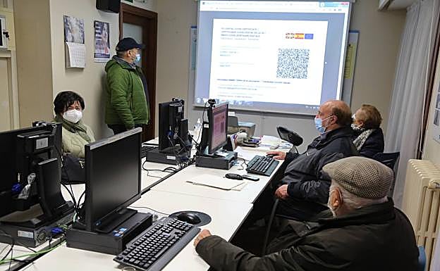 Ordizia. En el centro Zuhaisti, Javier e Ignacio ayudan a los mayores a tramitar online el pasaporte covid.