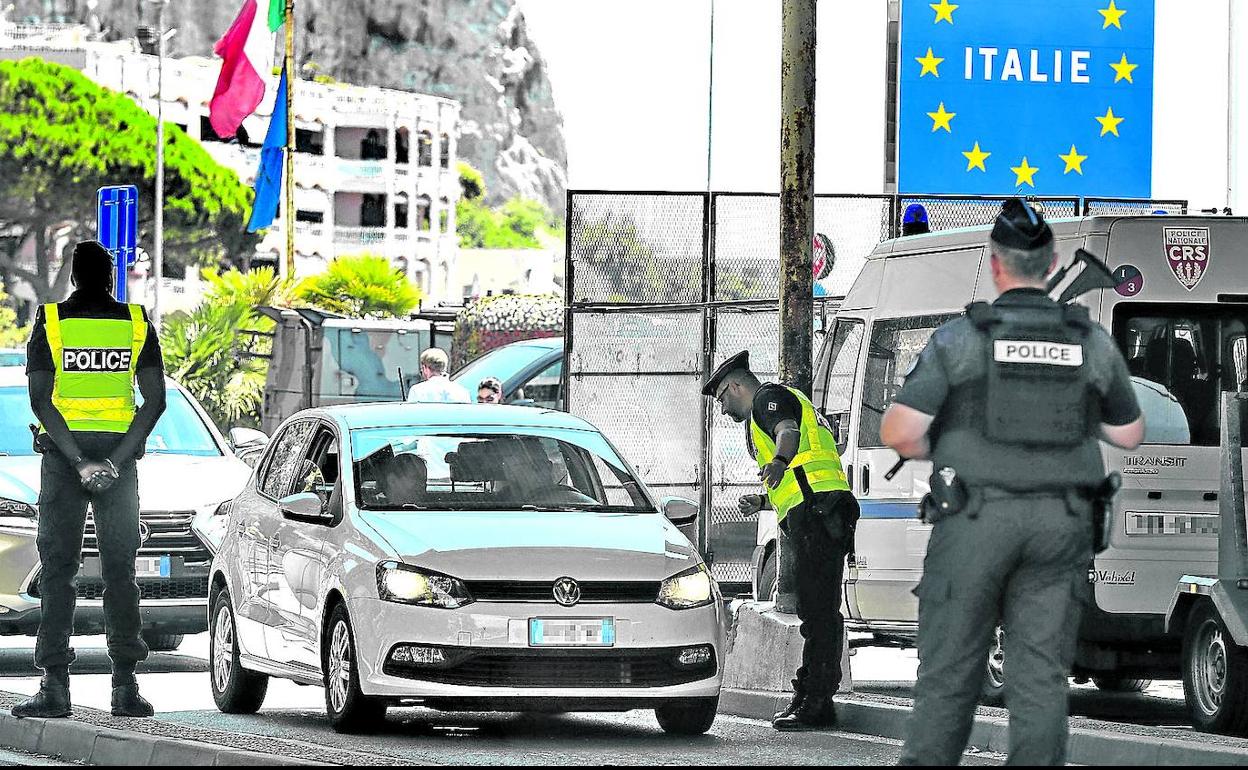 Agentes franceses controlan el paso de vehículos hacia Italia en la antigua frontera, una imagen que podría volver a darse.