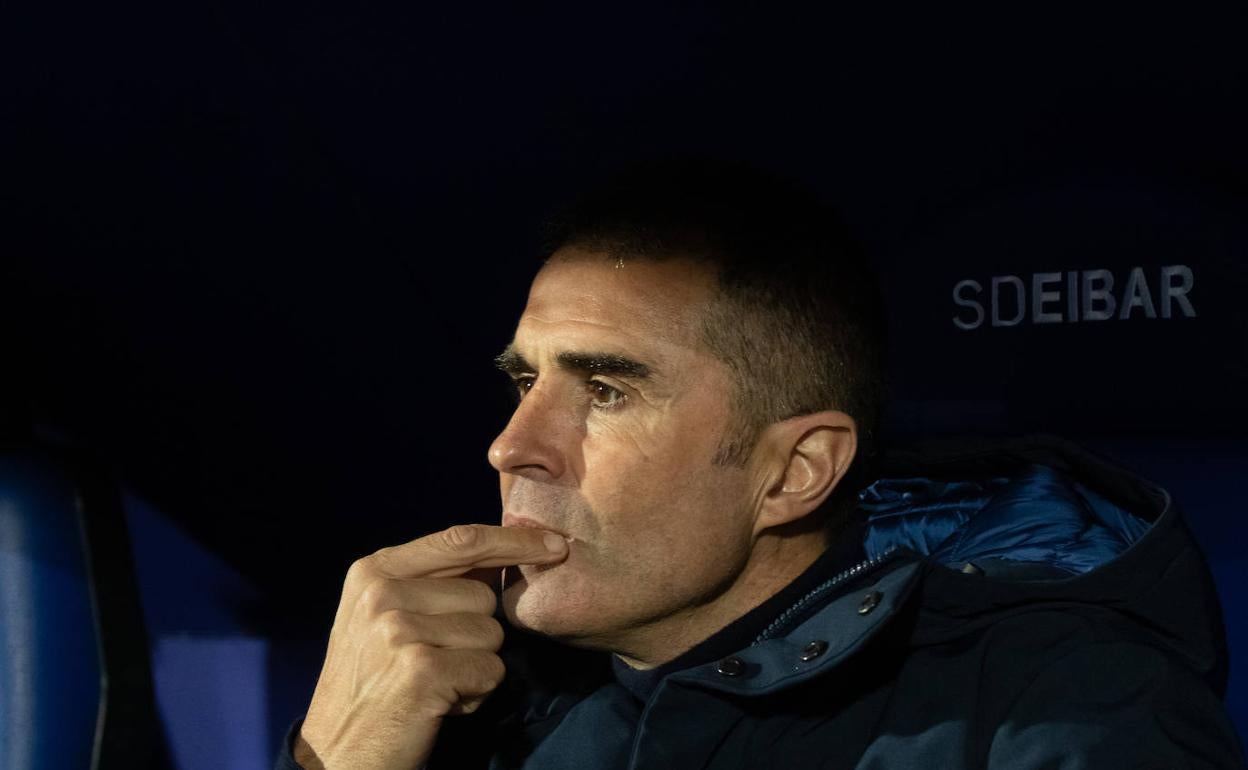 Gaizka Garitano, pensativo en el partido ante el Málaga