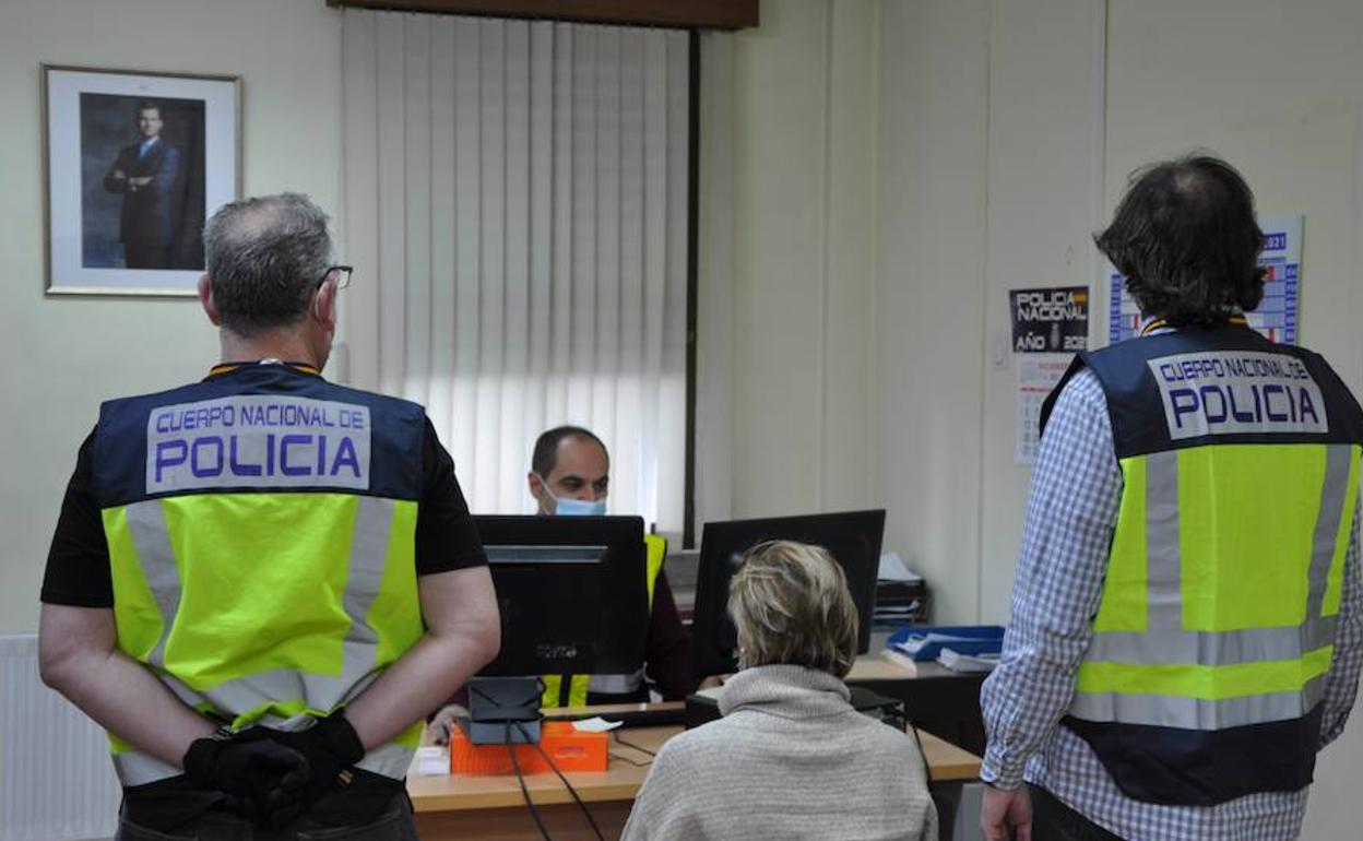 Imagen de la arrestada en las dependencias de la Policía Nacional en Vitoria-Gasteiz