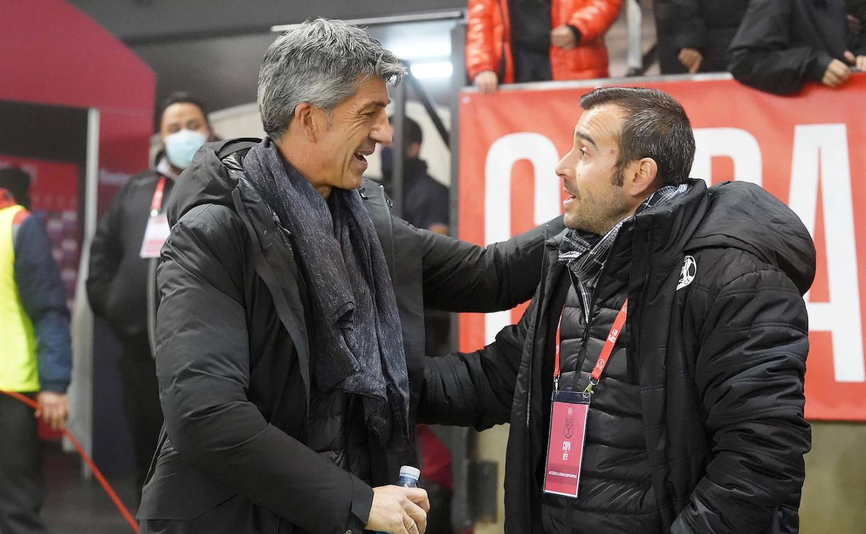 Imanol saluda a Santiago Iglesias, entrenador del Zamora. 