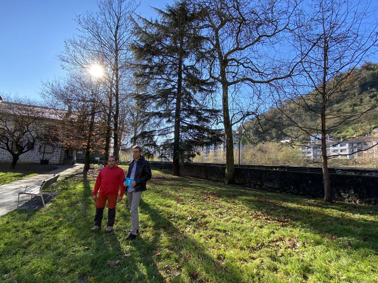 El educador de perros Xabi Arrese y el concejal de medio ambiente Patxi Amantegi en el jardín de Arkaute, zona más próxima al río, donde se ubicará el parque para perros. 