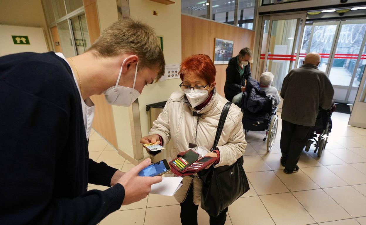 Un sanitario comprueba los datos de una mujer en la recepción de la residencia Jesusen Bihotza de Errenteria. 
