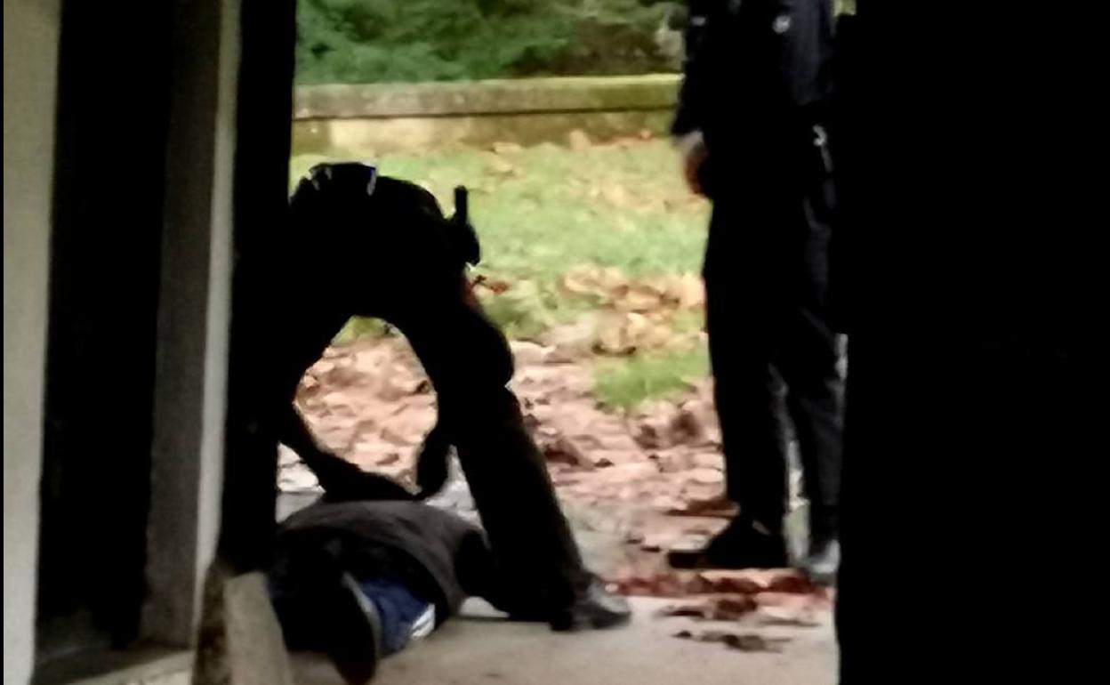 Momento de la detención del hombre.