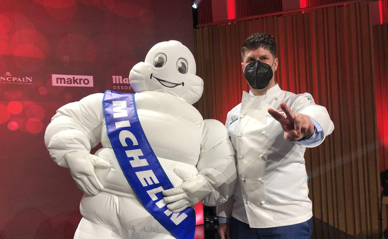 Paulo Airaudo, con la chaquetilla de dos estrellas que recogió ayer en Valencia