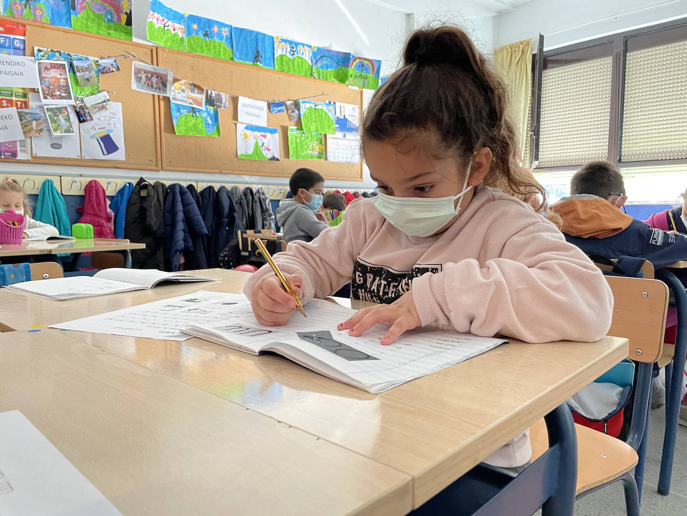 Una alumna de Primaria, haciendo los ejercicios de clase.