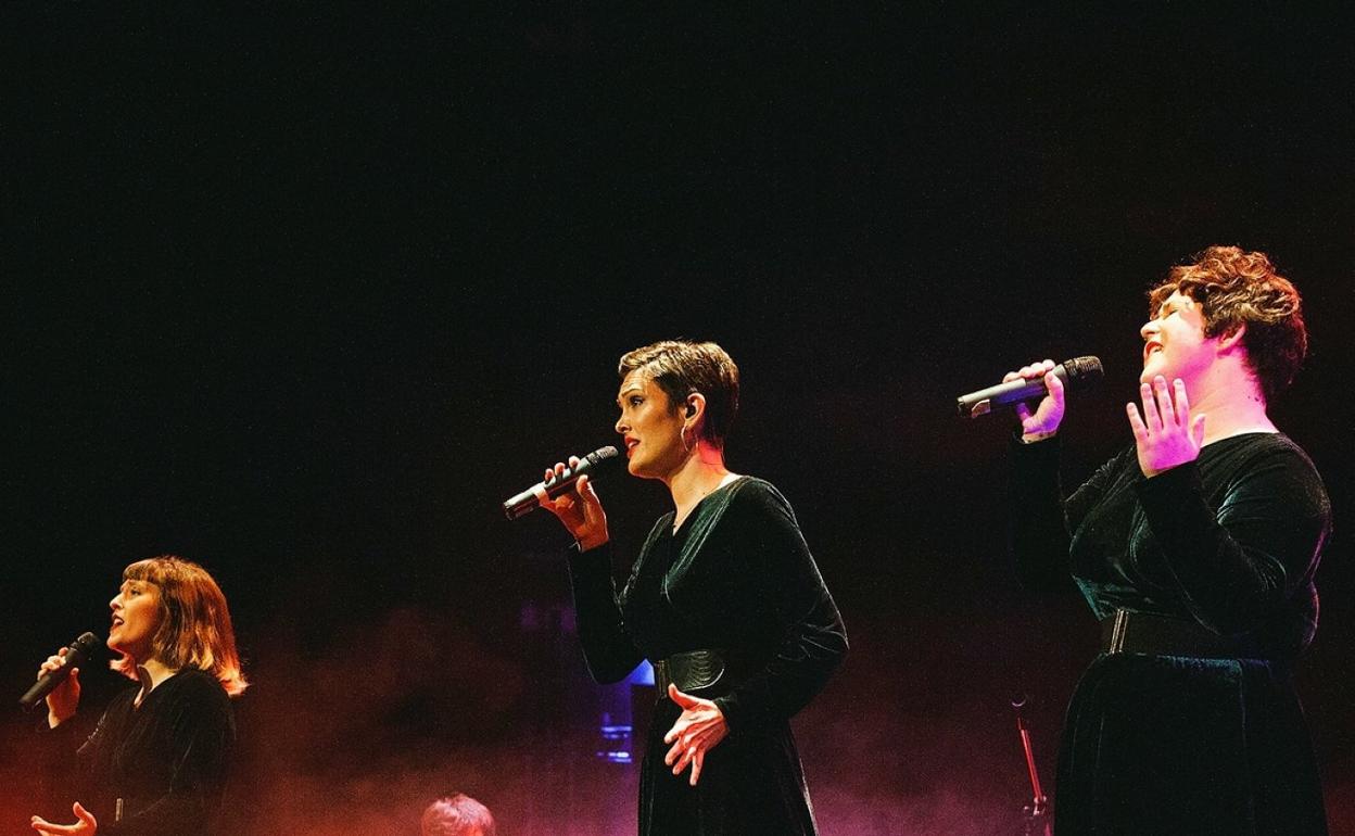 Las vocalistas Lidia, Ainhoa y Lide acompañadas por Iñaki Miguel. 