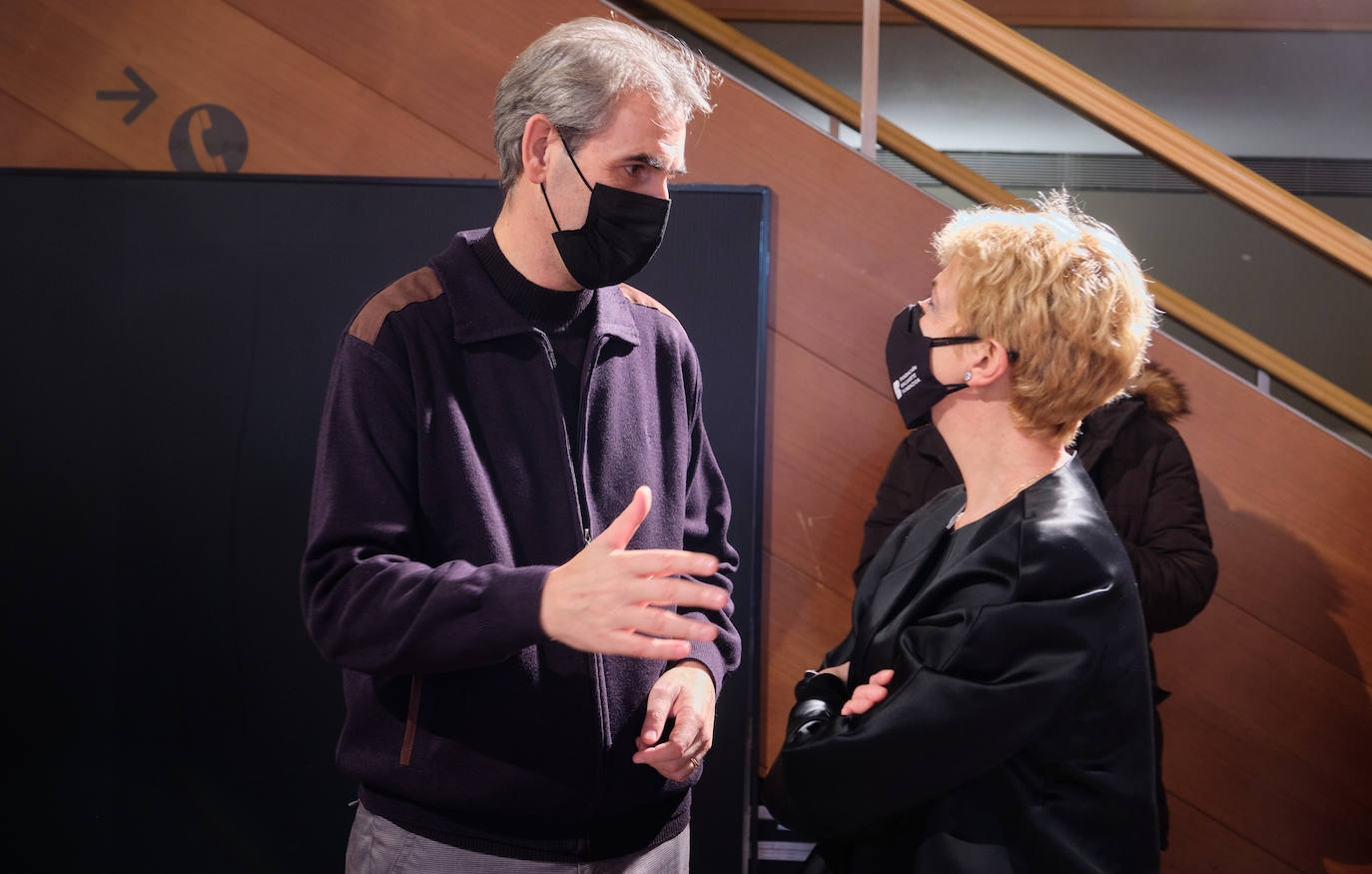 Juan José Ocón, director de orquesta, y María Antonia Rodríguez, directora gerente de la Orquesta Sinfónica de Navarra conversan antes del concierto.