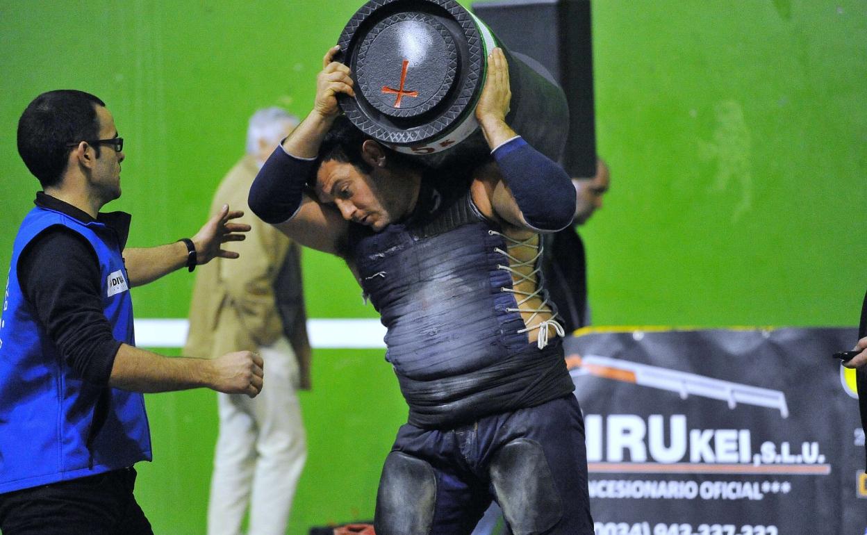 Jokin Eizmendi, harri bat jasotzen. 