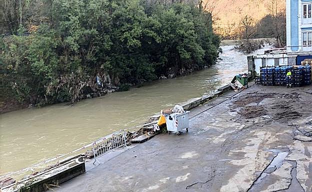 El río Deba discurre tranquilo junto a la planta de Aguas de Alzola en Elgoibar, nada que ver con la fuerza del agua de hace una semana. 