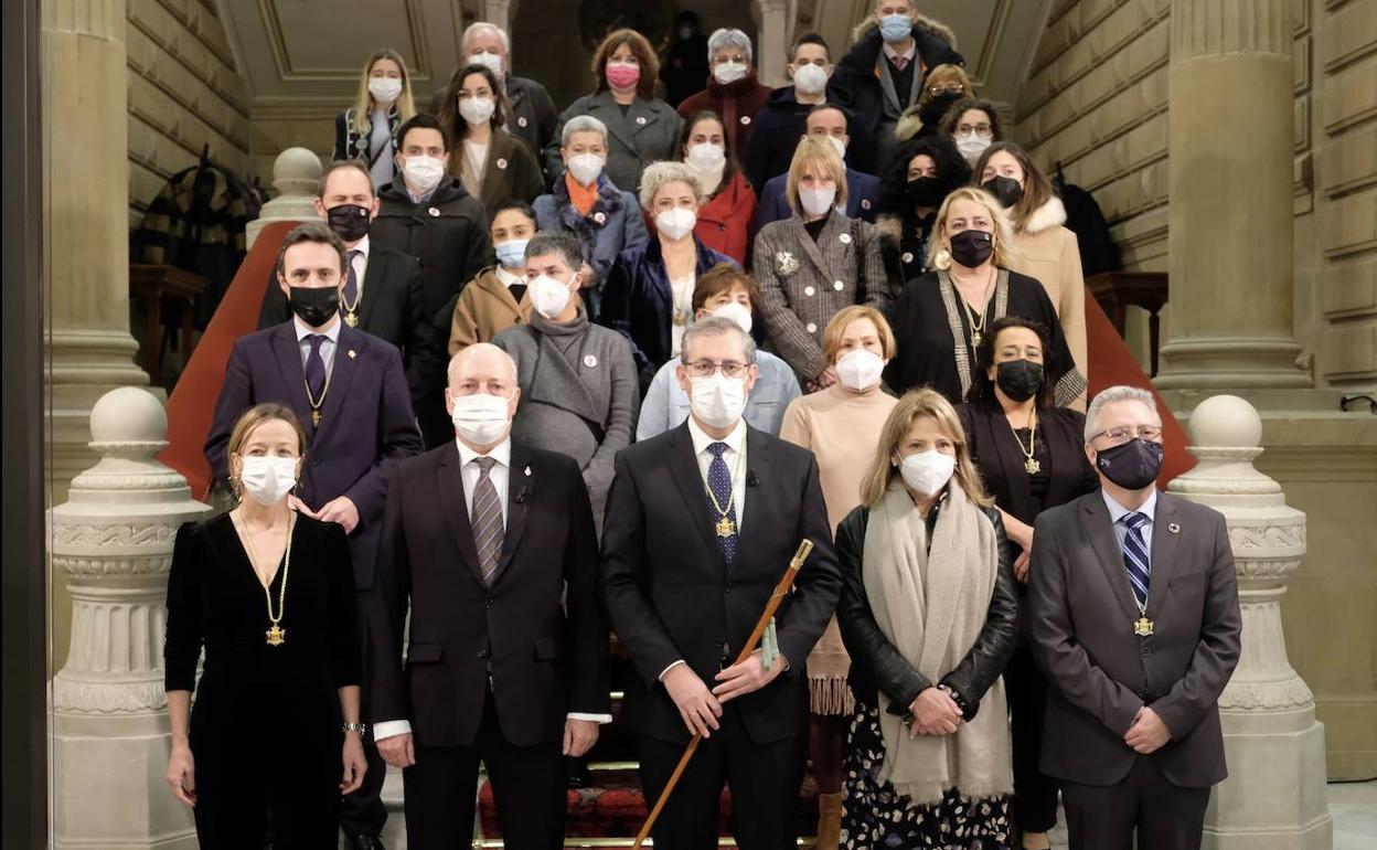 El diputado general, Markel Olano, con miembros del Gobierno foral y con los galardonados.