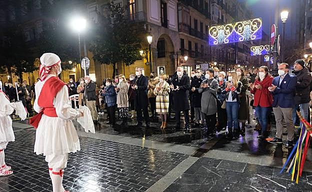 Imagen principal - Tres momentos del acto.