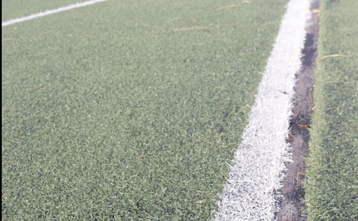 Los diferentes materiales del campo de fútbol de hierba artificial de Errota Zar han quedado dañados. 