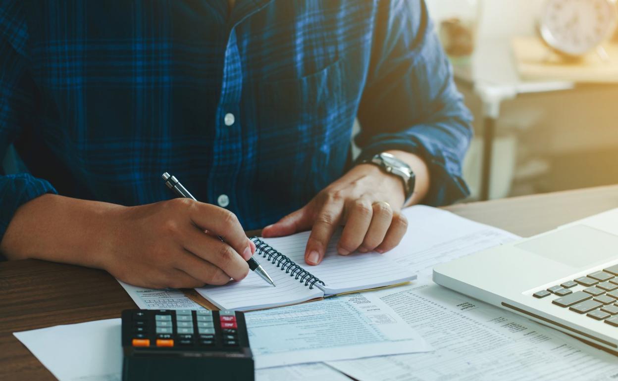 A apenas diez días de que acabe el año, los contribuyentes tienen aún posibilidad de recurrir a algunos movimientos para reducir su factura fiscal. 