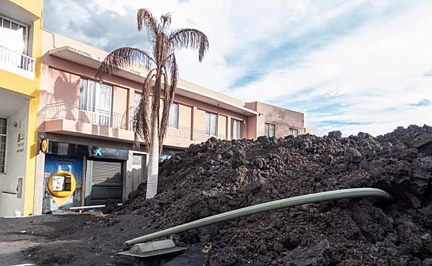 Imagen principal - Muchas localidades han quedado aisladas mientras se trabaja en las labores de reconstrucción. 