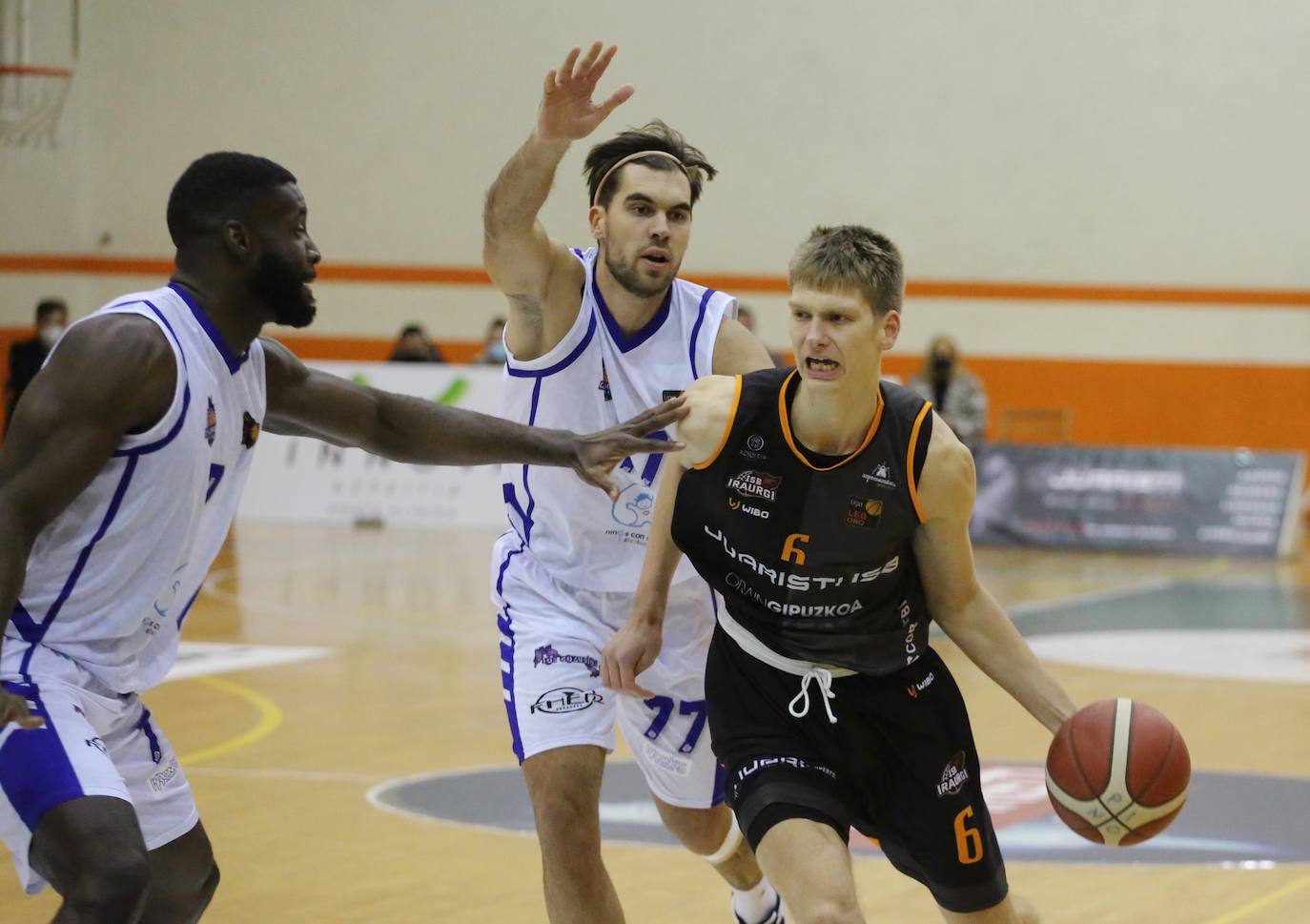 Pavel Savkov, defendido por dos jugadores del Almansa.