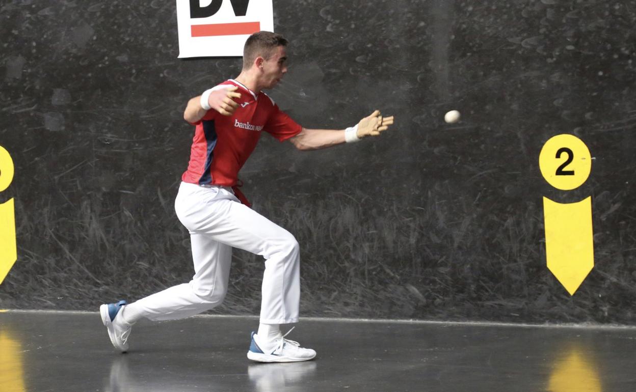 Beñat Zubizarreta ejecuta una dejada al txoko en un partido del presente Torneo Bankoa Abanca-DV, en el frontón de Bergara. 