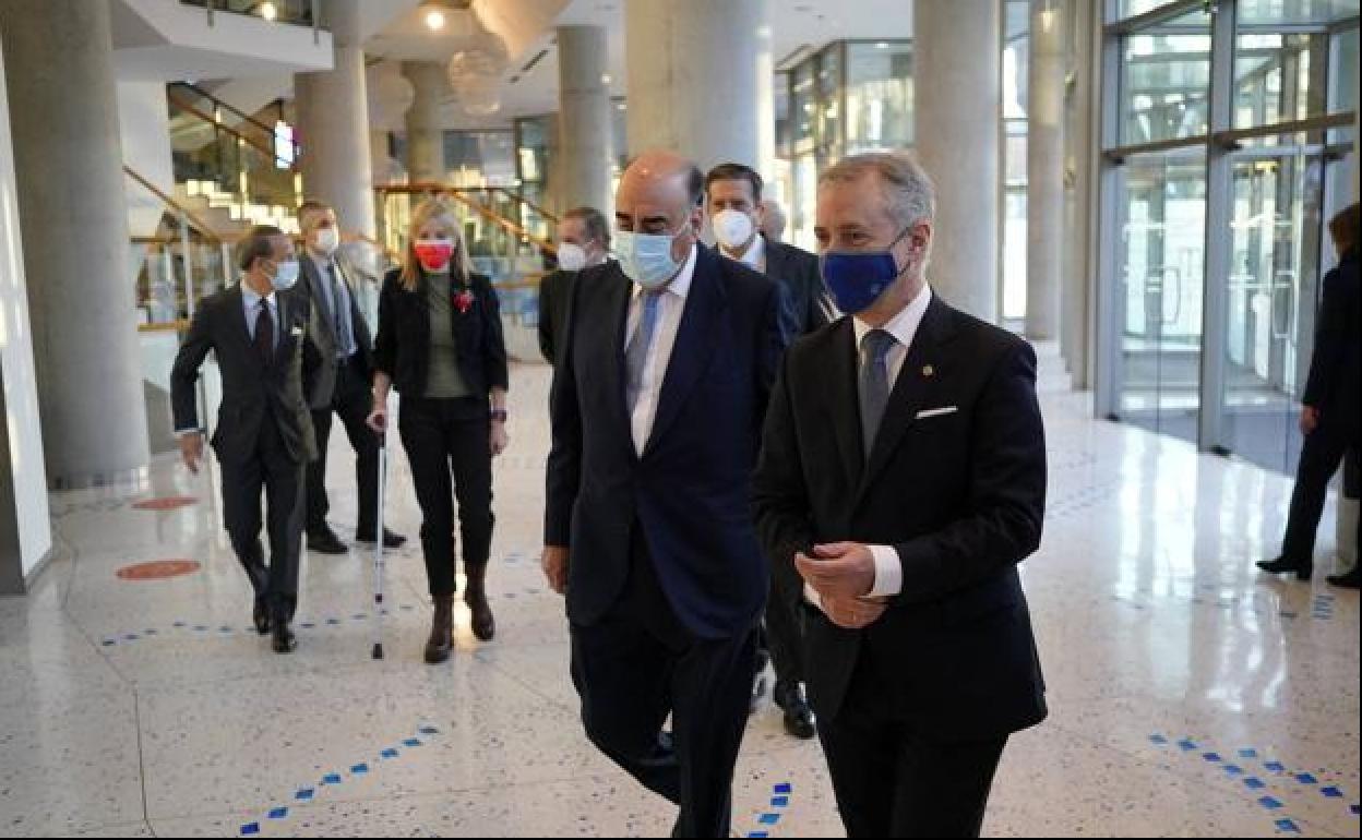 El lehendakari, a su llegada al Foro Expectativas Económicas del Banco Santander y El Correo.