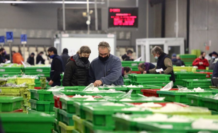 Fotos: Las dudas llegan a la lonja de pescado