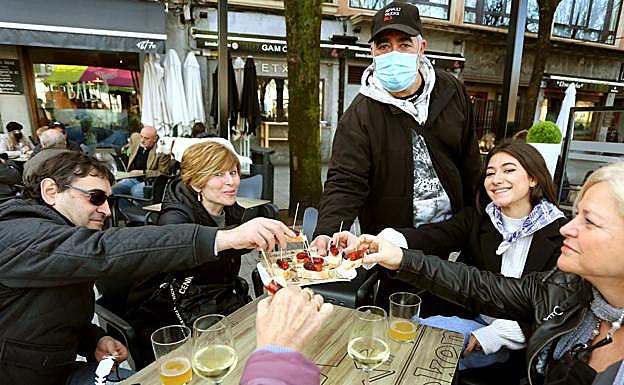 Imagen. Los pintxos de txistorra han estado presentes en cada localidad guipuzcoana.