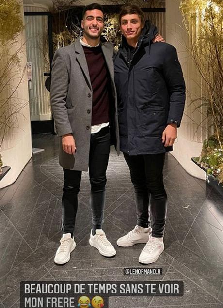 Imagen - Mucho tiempo sin verte, mi hermano, dice el mensaje en francés bajo la foto.