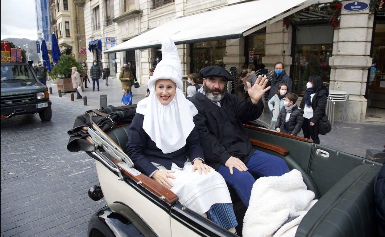 Olentzero y Mari Domingi saludan desde el coche el año pasado.
