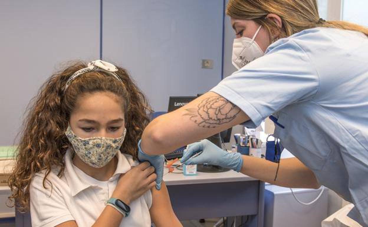 Una niña recibe el primer pinchazo al inicio de la campaña de vacunación infantil en Euskadi. 