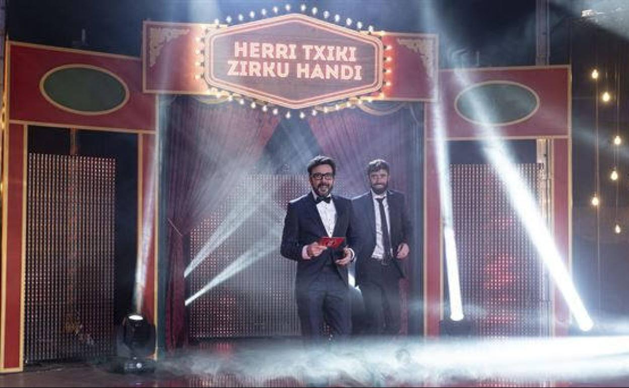 Gabon gaua Pagadik eta Gurrutxagak gidatutako 'Herri Txiki, Zirku Handi' saioarekin