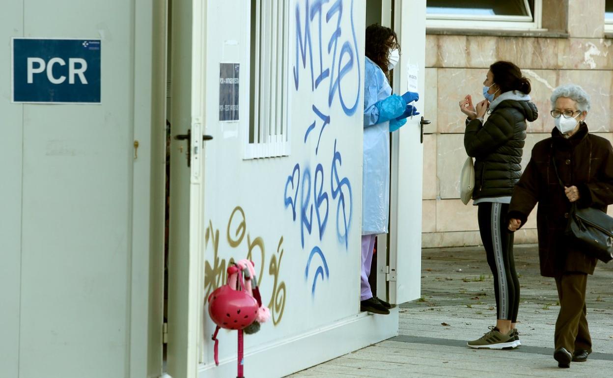 Una enfermera realiza una prueba PCR a una persona en un ambulatorio de Donostia. 