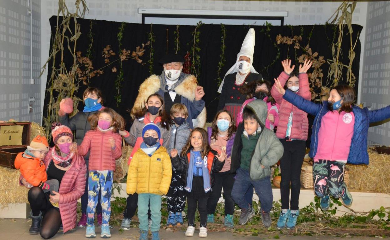 Eskutitzak. Olentzero eta Mari Domingiri eskutitzak eskura emateko aukera izan dute herritarrek aurtengoan ere, asteburuan udaletxeko beheko solairuan. Ia 90 lagun elkartu ziren bertan, txandaka, emozioz beteriko arratsalde batean.