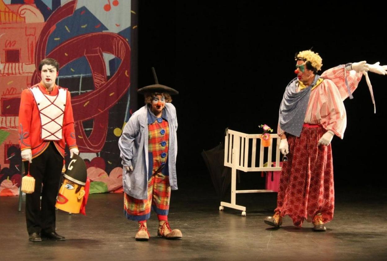 Los payasos Txirri, Mirri eta Txiribiton, en una representación de su espectáculo 'Bart non ote nintzen ni?'.