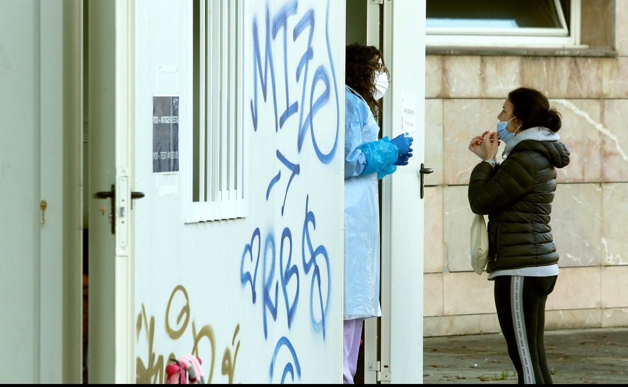 Una mujer se hace la prueba delante de un trabajadora. 
