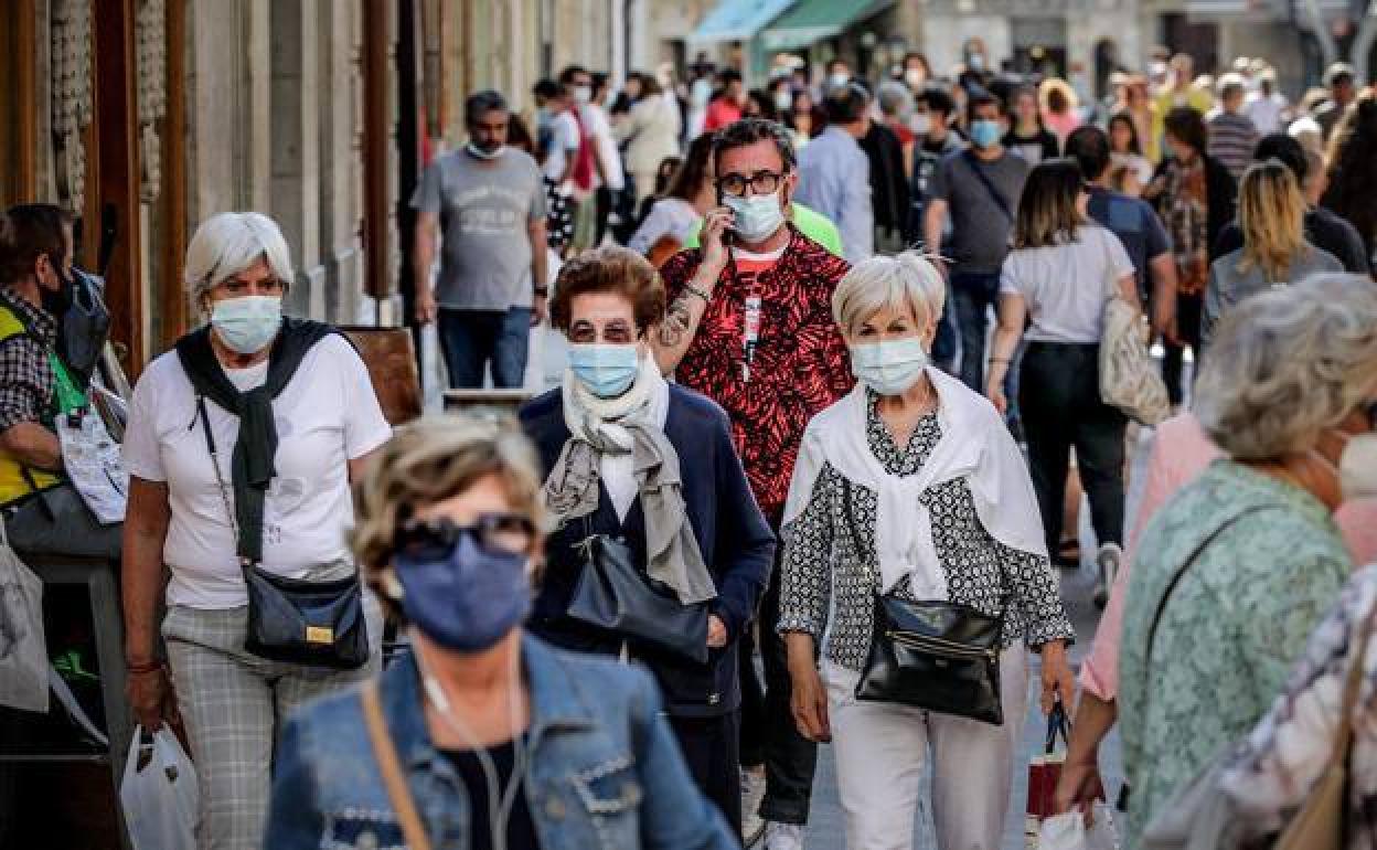 Ciudadanos con mascarillas en la calle.