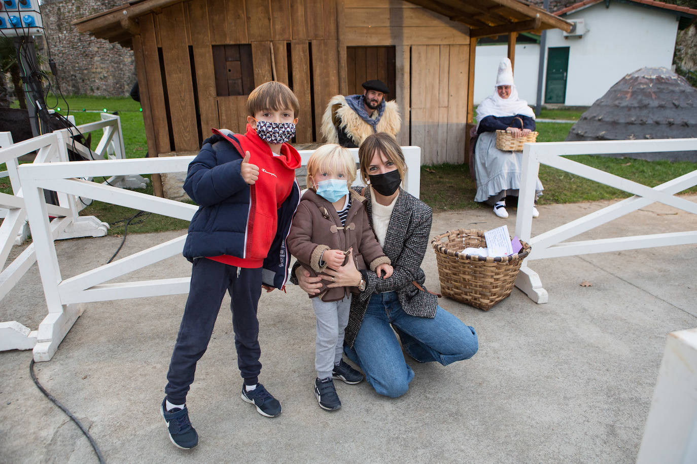 Fotos: Olentzero se deja ver en Irun y Hondarribia