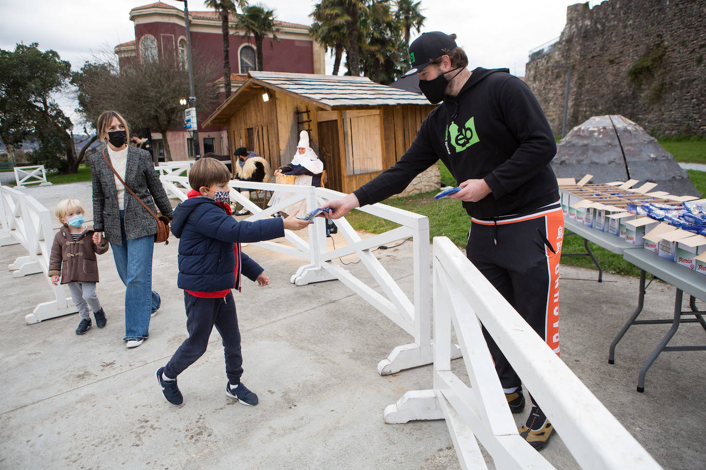 Fotos: Olentzero se deja ver en Irun y Hondarribia