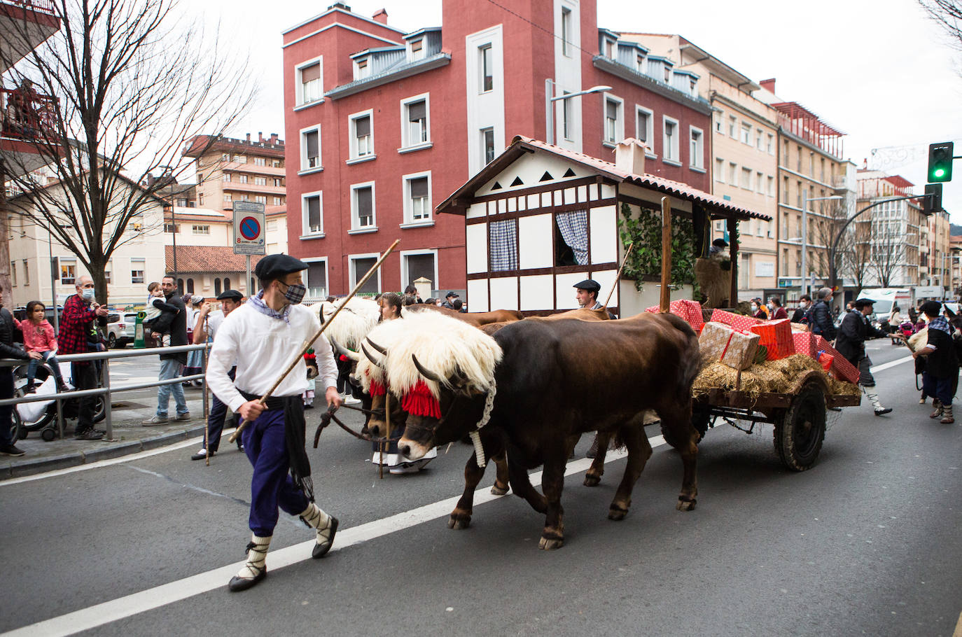 Fotos: Olentzero se deja ver en Irun y Hondarribia