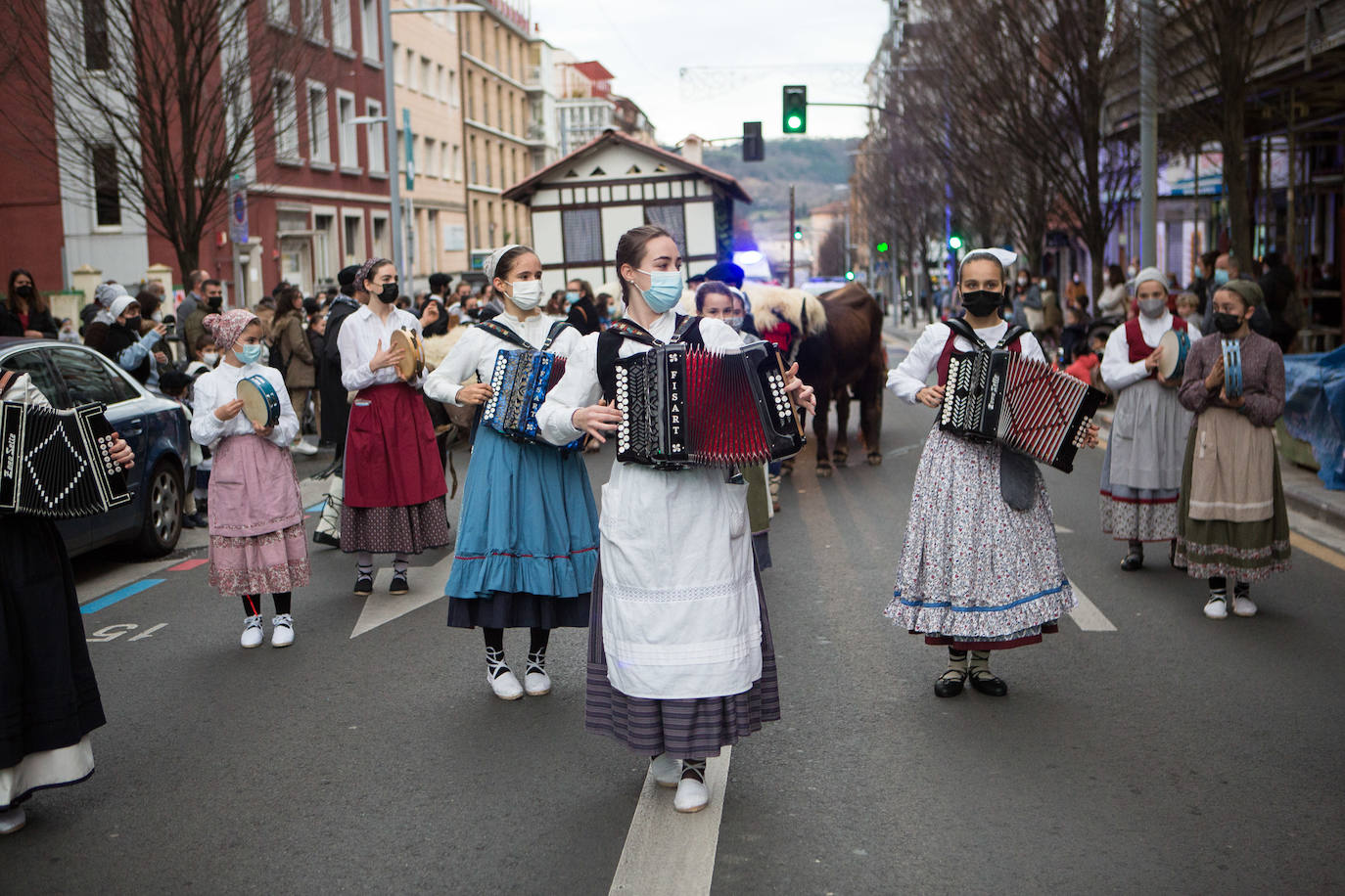 Fotos: Olentzero se deja ver en Irun y Hondarribia