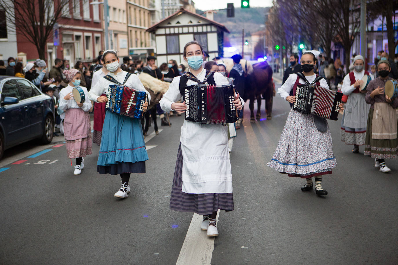 Fotos: Olentzero se deja ver en Irun y Hondarribia