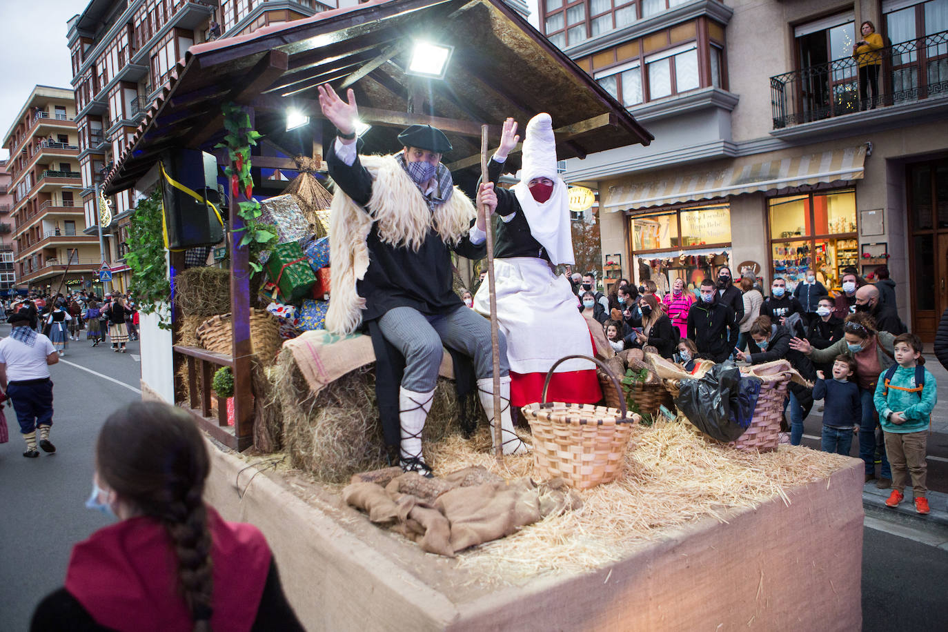 Fotos: Olentzero se deja ver en Irun y Hondarribia