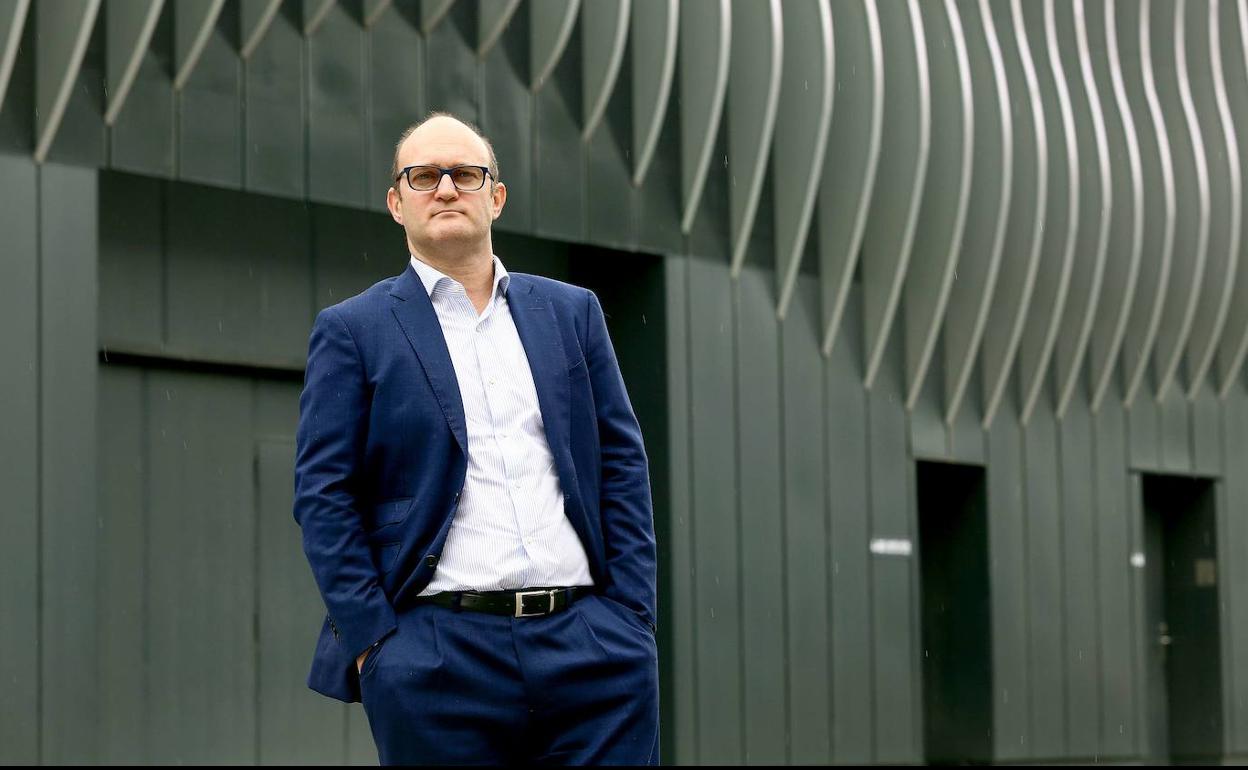 Ignacio Muñoz, gerente de Angulas Aguinaga, ante uno de los pabellones que tiene la empresa en Irura.