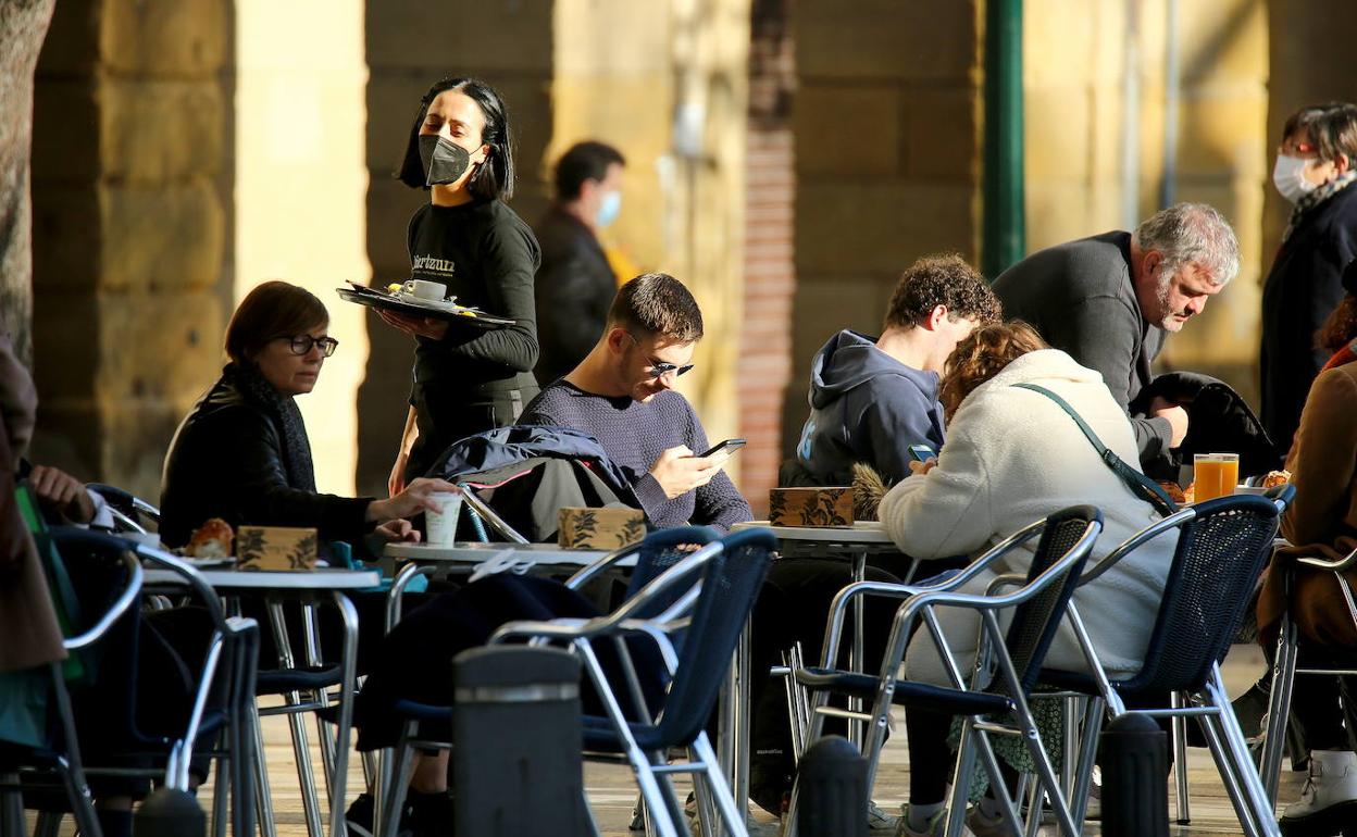 Personas disfrutan de una terraza en San Sabastián.