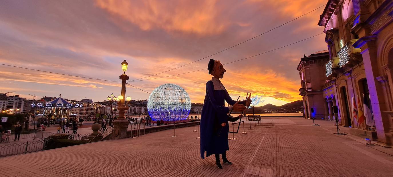 Fotos: Olentzero y Mari Domingi visitan las calles de Donostia